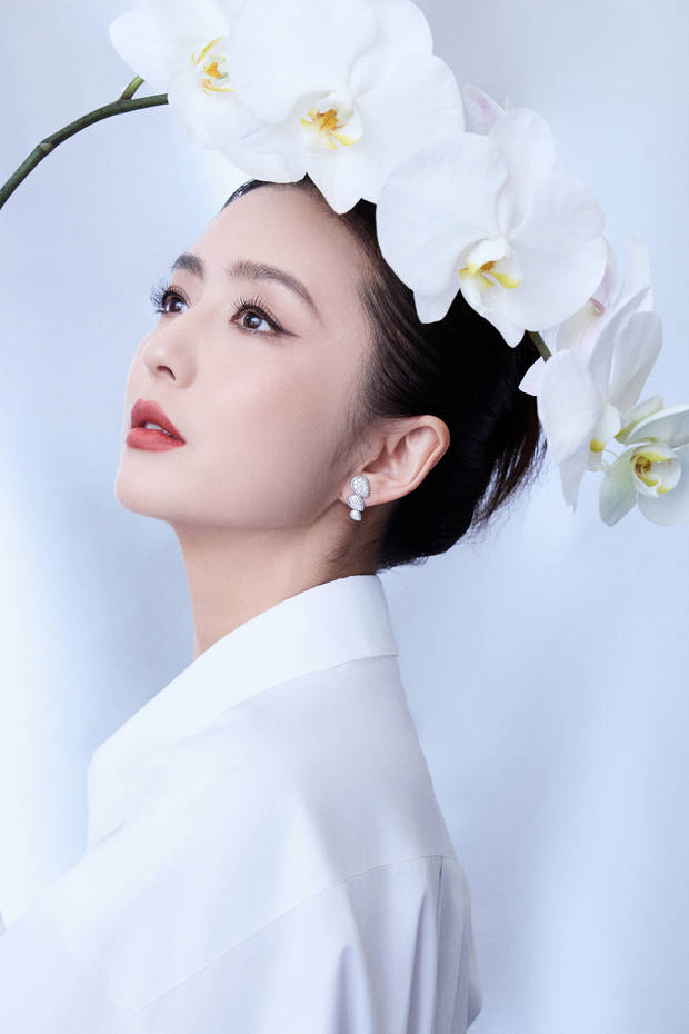 佟丽娅气质温婉。