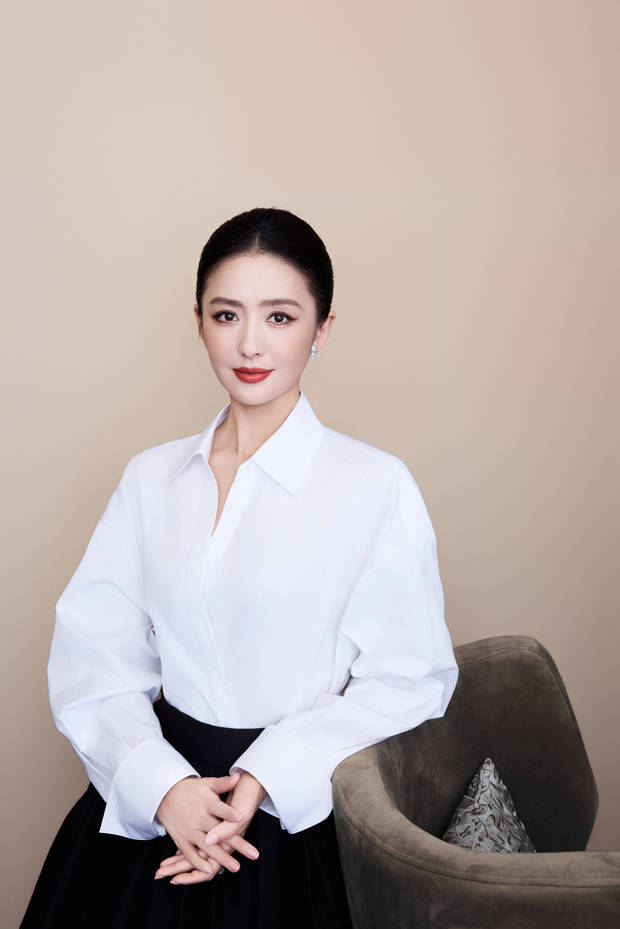 搜狐娱乐讯 近日,佟丽娅在社交平台分享了一组活动美照。她身着白衬衫,气质清雅如兰。