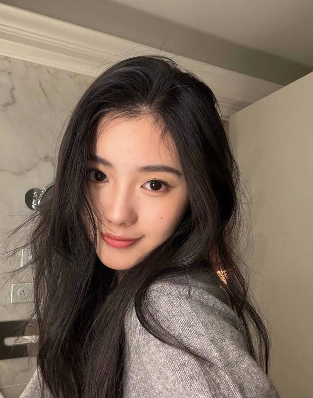 搜狐娱乐讯 近日，刘浩存在社交平台分享一组生活照。图中，她穿灰色毛衣，长发微乱，五官精致甜美。