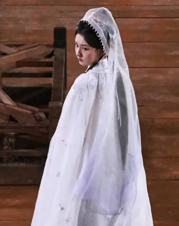 宋祖儿回眸眼神向下看。