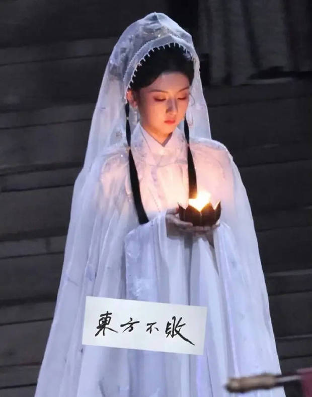 搜狐娱乐讯 近日,一组宋祖儿拍摄电视剧的花絮照曝光,宋祖儿一身白衣。