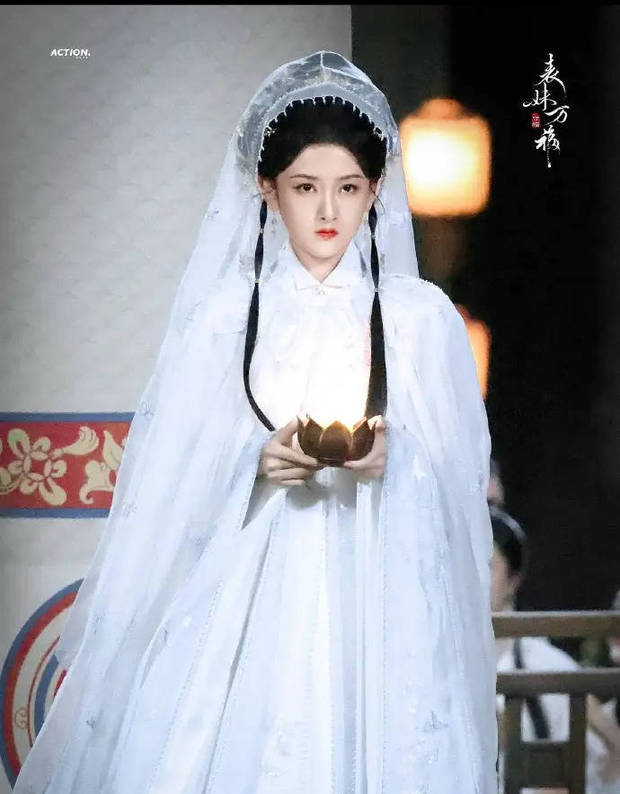 宋祖儿五官精致。