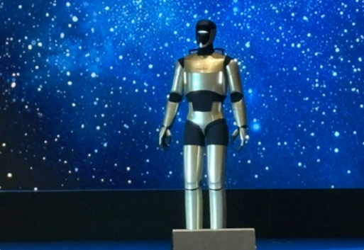 对标Optimus！前特斯拉中国高管展示首款机器人：外观更像人了