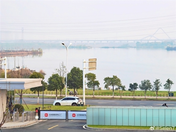 小米智能家电工厂实拍:有草坪、湖景 整洁的不像工厂
