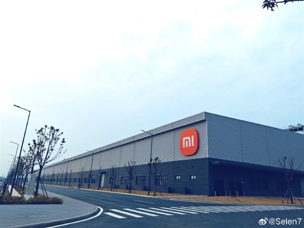 小米智能家电工厂实拍:有草坪、湖景 整洁的不像工厂