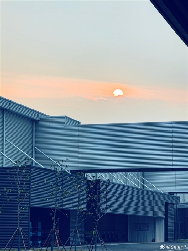 小米智能家电工厂实拍:有草坪、湖景 整洁的不像工厂