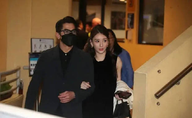 搜狐娱乐讯 10月15日,正在孕期中的方媛挺孕肚陪老公郭富城看赛马,郭富城还对媒体透露,老婆三胎预产期是月末。