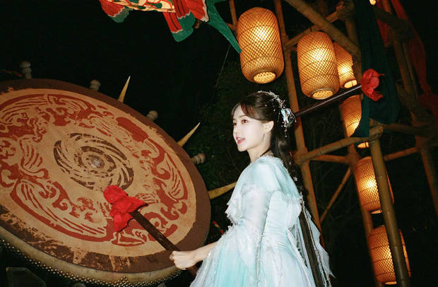 李一桐手持鼓槌,气质温婉又不失灵动。