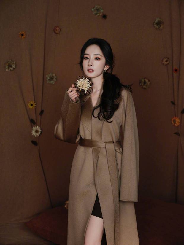 杨幂的五官精致又漂亮,状态似少女。