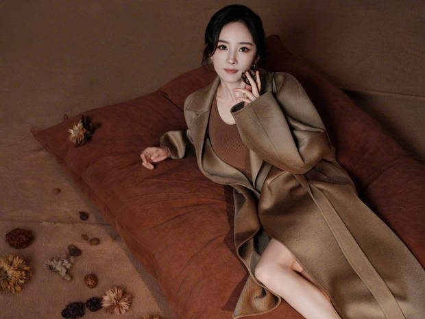 杨幂拍摄绝美写真照,状态在线。