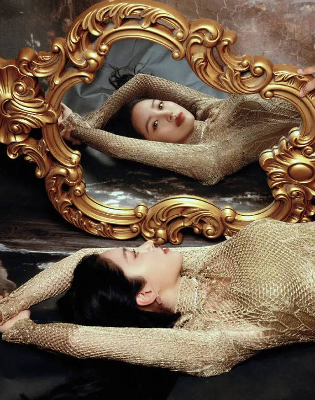 杨采钰躺在镜子前红唇吸睛。