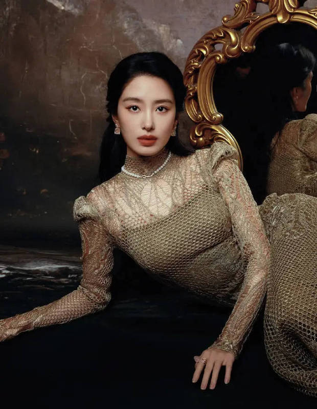 搜狐娱乐讯 近日,一组杨采钰参与时尚活动的美照曝光,她穿鎏金长裙。