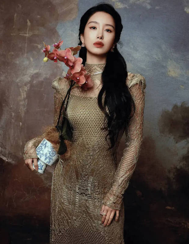 杨采钰捧着一捧花,美人配红花,画面养眼。