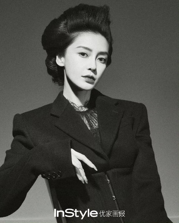 杨颖穿一套黑西装。