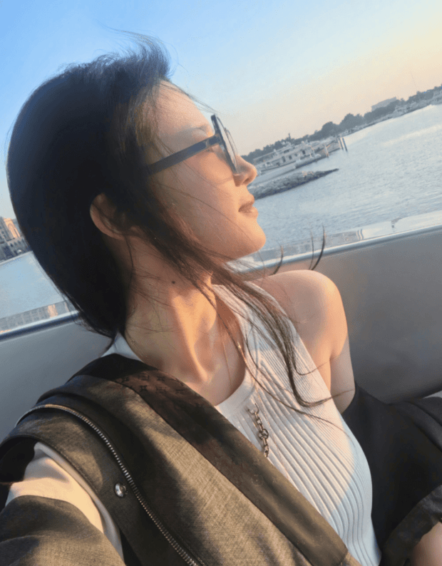 刘亦菲侧脸特写,沐浴阳光。