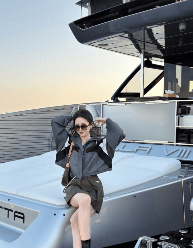 刘亦菲抬手整理头发,十分优雅。