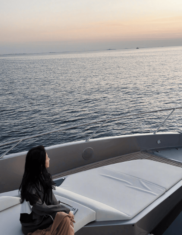 刘亦菲望向海平面,画面充满故事感。