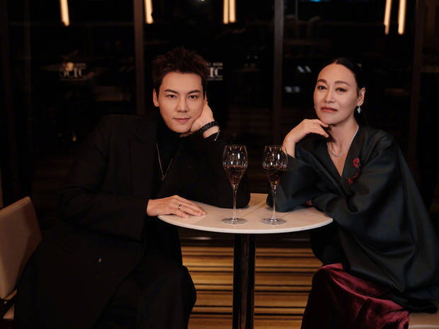 陈伟霆与惠英红面露浅笑,心情愉悦。