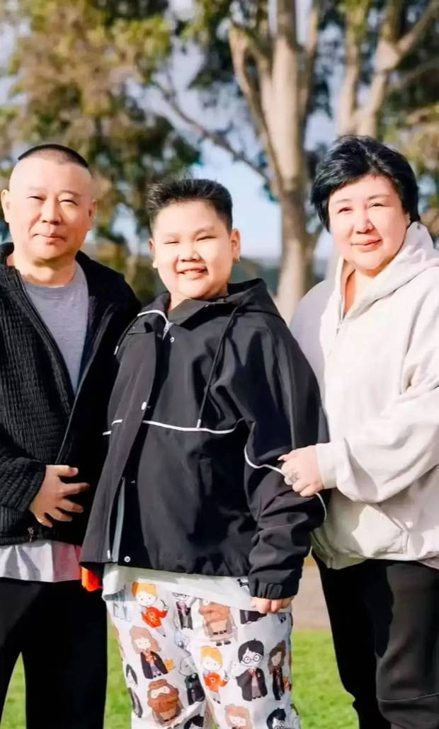 夫妻俩挽着小儿子合影,其乐融融。