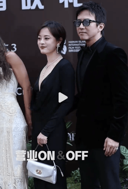 搜狐娱乐讯 8日，众星现身阿凡达3首映礼。图中，孙俪邓超all black穿搭，合体亮相首映礼。